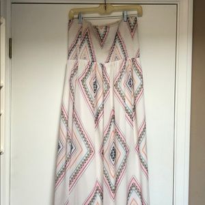 Flowy strapless maxi dress with boho pattern
